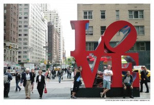뉴욕 6번가에 설치된 로버트 인디애나의 'LOVE'.