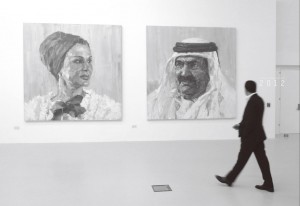 카타르 수도 도하의 이슬람 미술관 입구에 걸린 카타르 전(前) 국왕 부부의 초상