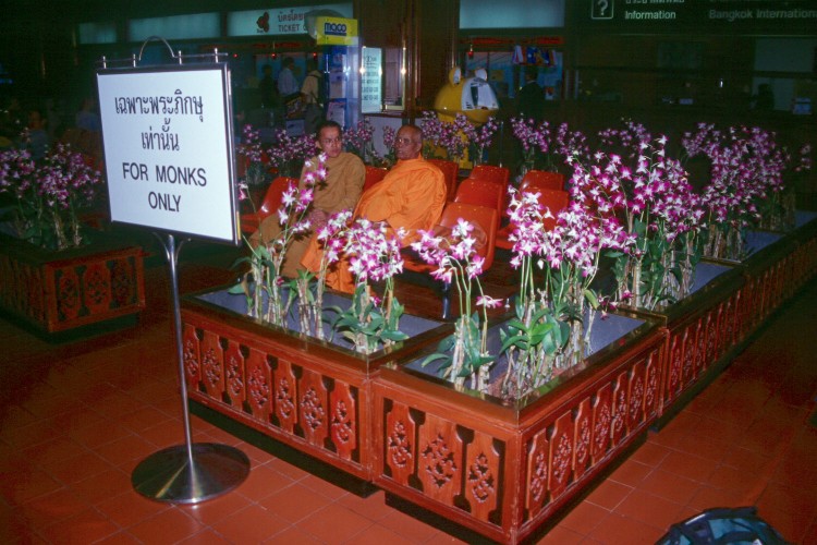 bangkok-airport-monk-lounge-Scan732