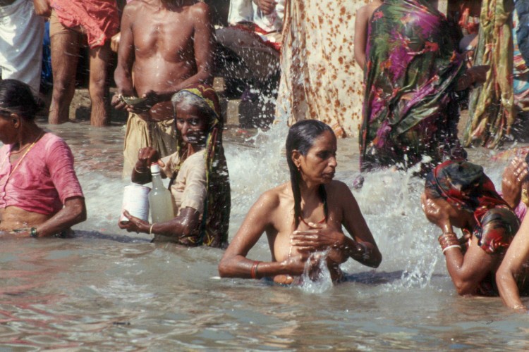 varanasi-ghat-pilgrims-bath-03
