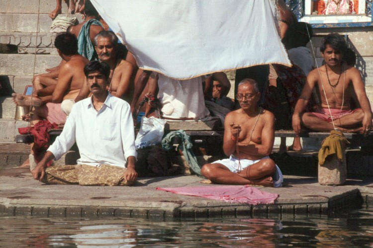 varanasi-ghat-pilgrims-praying-04