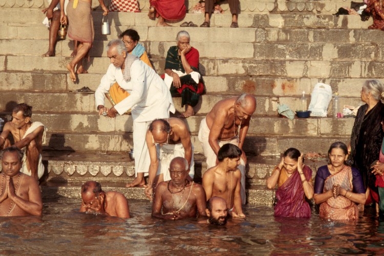 varanasi-ghat-pilgrims-bath-02