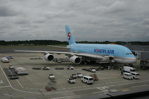 KE-A380-NRT-at-gate.26