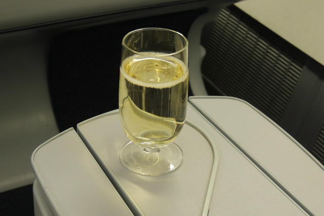 VN408-SGN-ICN-C-welcome-drink