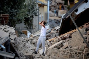 2048x1536-fit_un-homme-constate-les-degats-du-seisme-qui-s-est-produit-en-italie-le-23-08-16-filippo-monteforte