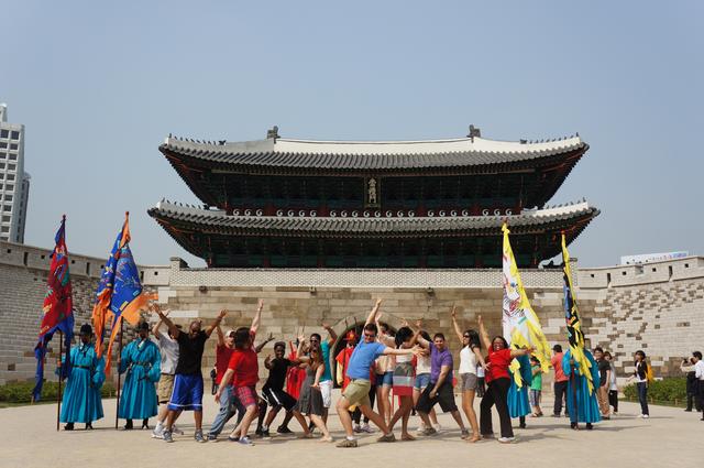 1_매트하딩이 숭례문앞에서 특유의 춤을 추며 동영상을 촬영하고 있다.jpg