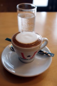 서울 한남동 '원더 커피'의 에스프레소 마키아토. 입을 헹구고 마시라고, 또는 마신 다음 헹구라고 탄산수를 함께 서빙합니다. 이건 이탈리아에서도 나폴리에서만 해주는 서비스입니다.  /사진=김성윤