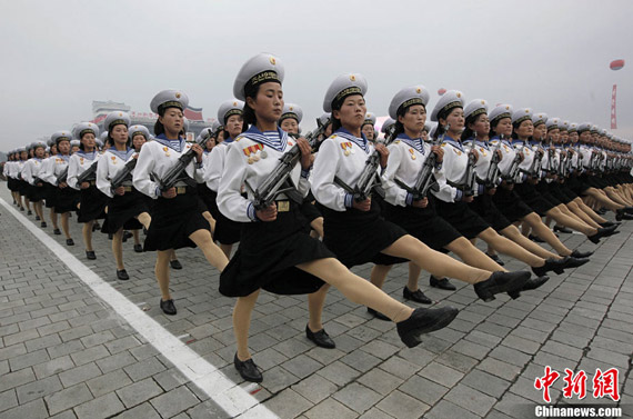 북한노동당창건65주년열병식여군.jpg