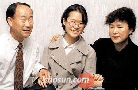 
	서울 한성과학고 3학년생이던 오승은양이 1998년 12월‘수능 만점’ 소식을 들은 후 부모님과 기뻐하는 모습.
