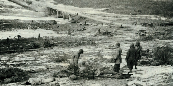
	1950년 11월 28일 아침 중공군에 유린당한 안곡 방어진지의 모습. 미국 병사들이 전사자를 수습하고 있다. 흰옷 입은 시체는 중공군. 위에 보이는 다리가 풍유리 교량이다. photo ‘장진호 동쪽’
