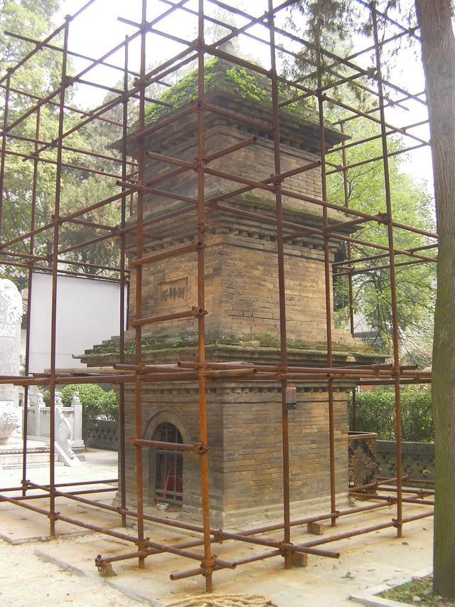 중국서안흥교사원측사리탑.jpg