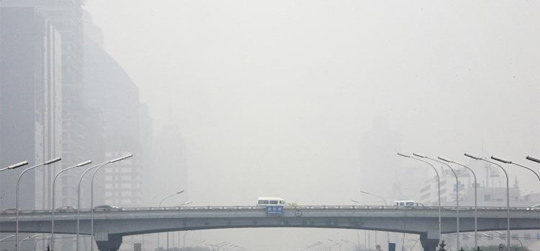 
	스모그로 흐려진 중국 베이징의 2008년 6월 모습. 베이징시는 올해 초 최악의 스모그를 겪으면서 대기오염 개선에 5년간 1조위안(약 180조원)을 투입하기로 결정했다
