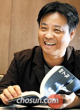 
	중국 작가 위화가 26일 인천공항에서 자신의 책 ‘제7일’의 한국어판을 보며 웃고 있다.
