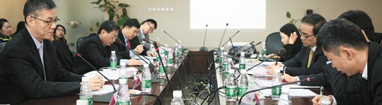 
	24일 중국 베이징에서 열린 조선일보·환구시보 공동기획‘한반도 통일과 한·중 협력 방안’라운드테이블 참가자들이 토론을 하고 있다.
