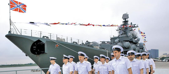 
	러시아 미사일 순양함 바락함의 해군 장병들이 19일 중국 상하이에 도착해 중국 미사일 구축함 정저우(鄭州)함에 탑승하기 위해 이동하고 있다.
