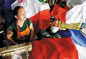 
	'필승깃발(必勝旗幟) 공장'의 한 여성 직원이 월드컵 개최국 브라질에 납품할 응원용 깃발을 제작하는 모습.
