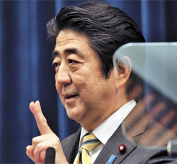
	아베 신조(安倍晋三) 일본 총리가 24일 ‘경제 성장전략’ 기자회견에서 손으로 ‘브이(V)자’를 그리고 있다.
