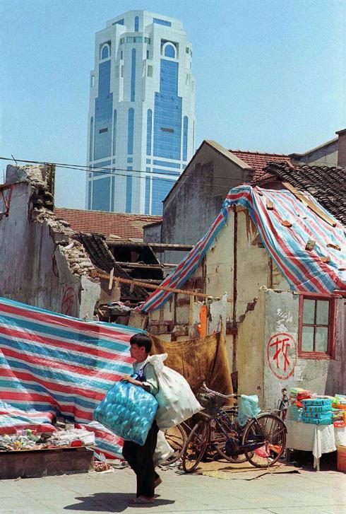 상하이의_철거민과_고층빌딩.jpg