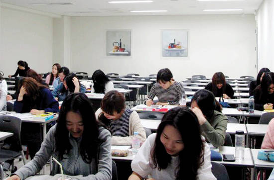 구자승 작가의 그림이 걸린 강의실에서 수업 받는 학생들. 사진 = 성신여자대학교 