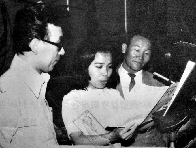1965년 '흑산도 아가씨' 녹음 당시의 모습. 오른 쪽이 정 두수 선생, 왼쪽이 박 춘석 선생.