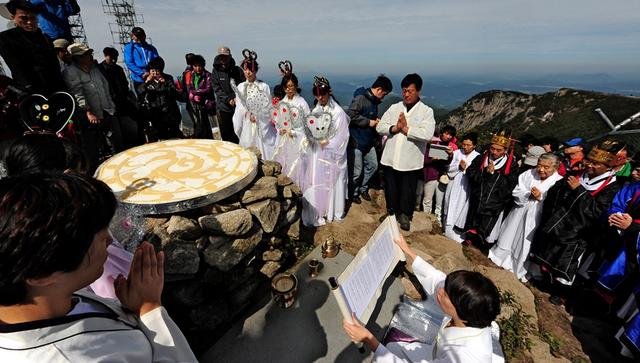 a단기 4344년 개천절을 기념하는 개천행사가 2011년 10월 2일 오전 팔공산 정상(해발 1192m)에서 열렸다. 천제단에서 제천의식.jpg
