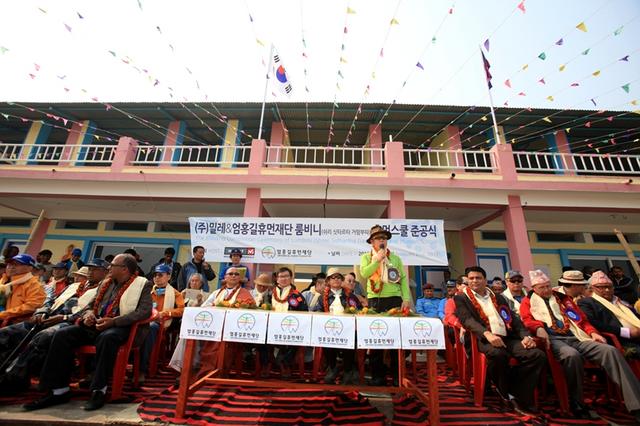 8_네팔 룸비니에서 열린 엄홍길휴먼스쿨 3차 학교 준공식에서 엄홍길상임이사가  축사를 하고 있다.jpg