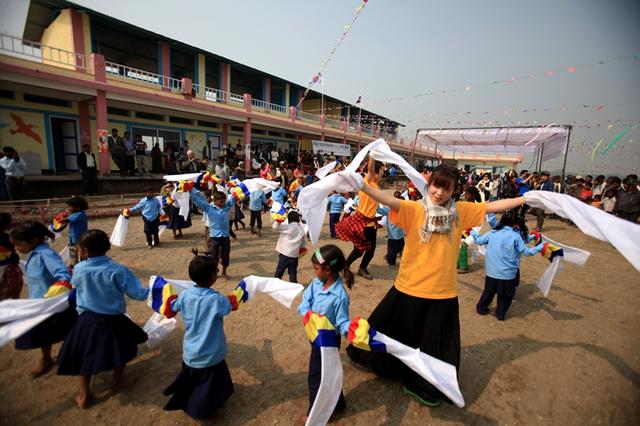12_네팔 룸비니에서 열린 엄홍길휴먼스쿨 3차 학교 준공식에서 학생들이 한국전통공연 시범을 통해 우정을 나누고 있다.jpg