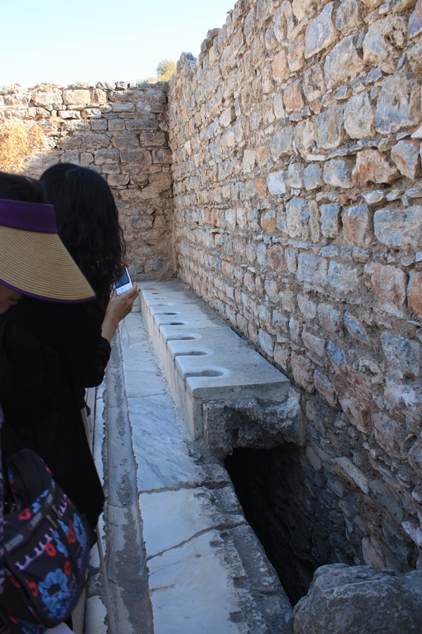 고대 터키 에페스 시절 당시 사용했던 공동 화장실. 앉아서 볼일 보던 형태가 그대로 유지돼 있다. 