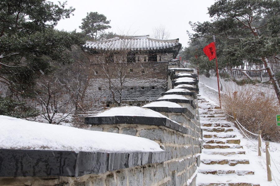 남기승 옹이 촬영한 수원화성 남포루와 화성 성벽의 겨울 장면.