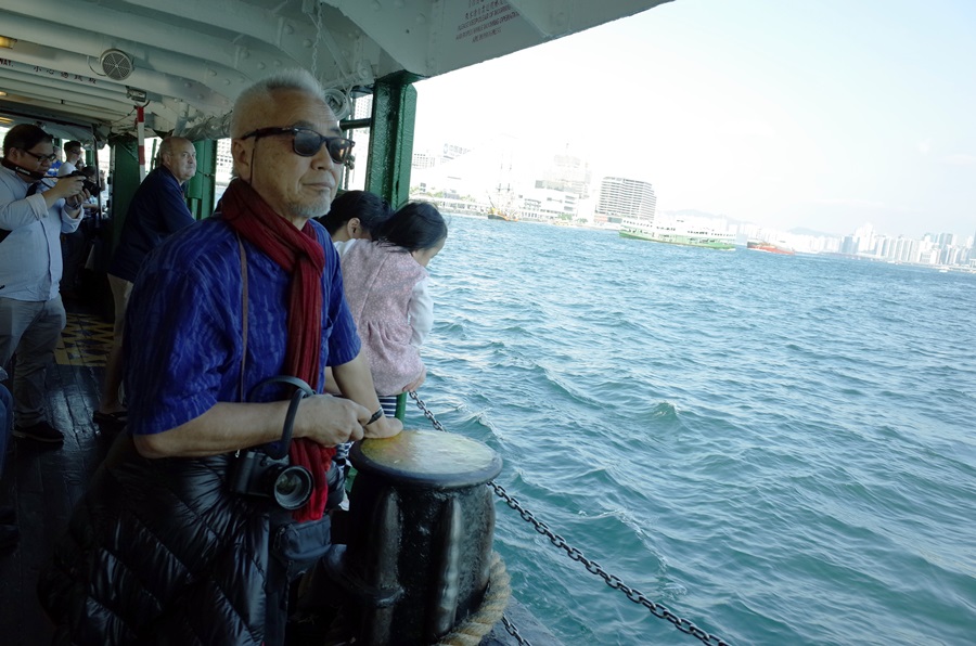일본의 세계적인 여행가 후지와라 신야가 배를 타고 여행하고 있다. 
