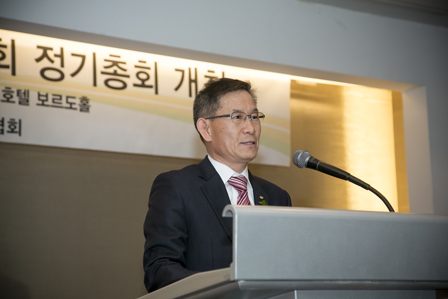 콜핑 박만영 회장이 한국아웃도어산업협회 신임 회장으로 선임되면서 취임사를 밝히고 있다. 사진 한국아웃도어산업협회 제공 