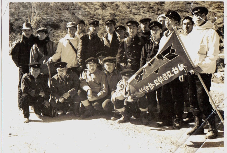 경남고 산악반의 시조가 된 17회 기수들이 단체사진을 찍었다. 