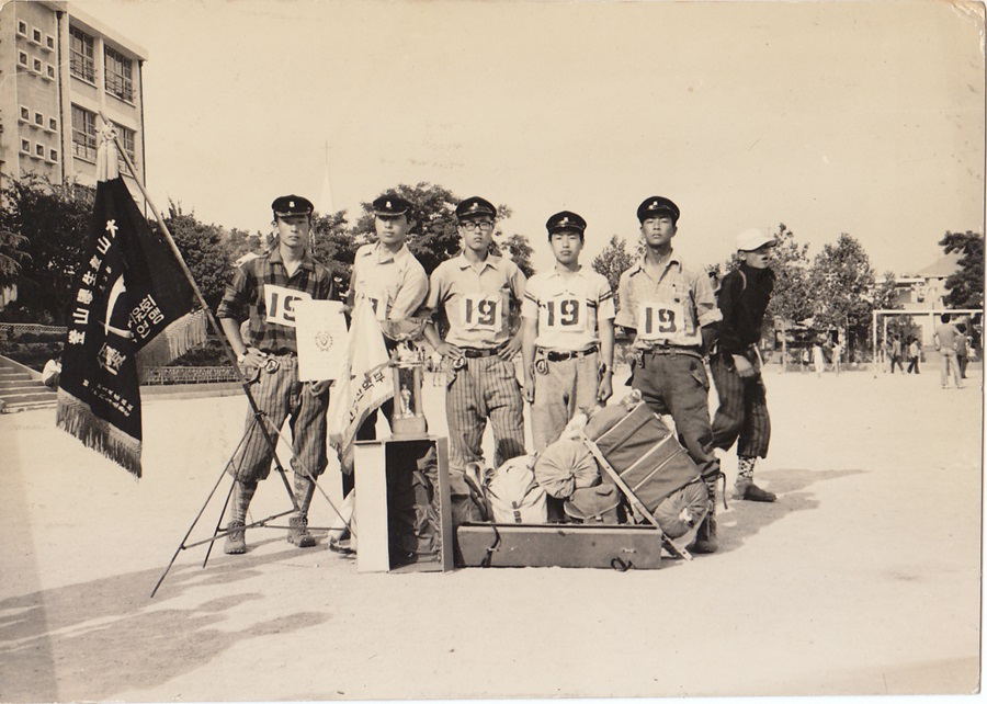 1974년 부산 학생등산대회에 출전해서 우승한 기념으로 우승기를 앞에 놓고 단체사진을 찍었다. 그 시절의 장비를 엿볼 수 있는 사진이다. 