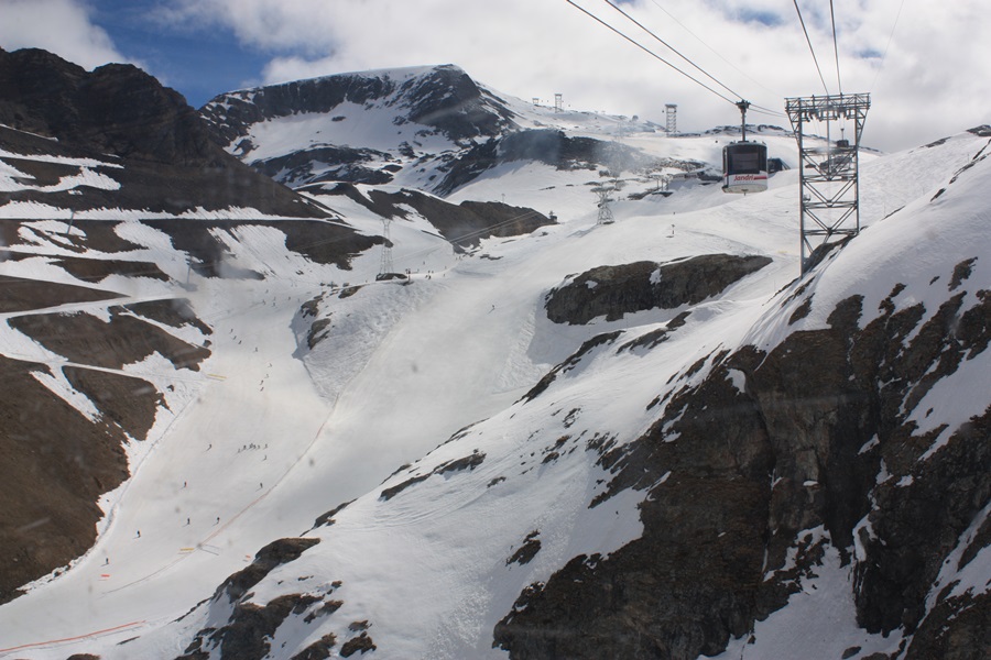 프랑스에서는 여름에도 스키장을 개장, 산악관광과 산악레저로 관광수입 증대와 지역경제 활성화에 도움을 주고 있다. 