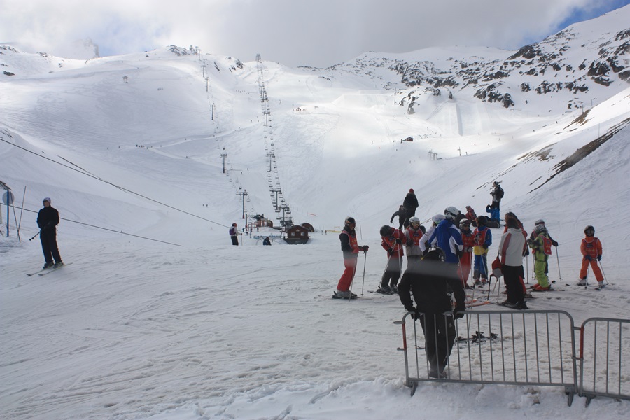 알프스 만년설로 여름에도 스키를 즐기는 시설이 잘 돼 있는 프랑스 레두잘프 스키장의 모습이다. 