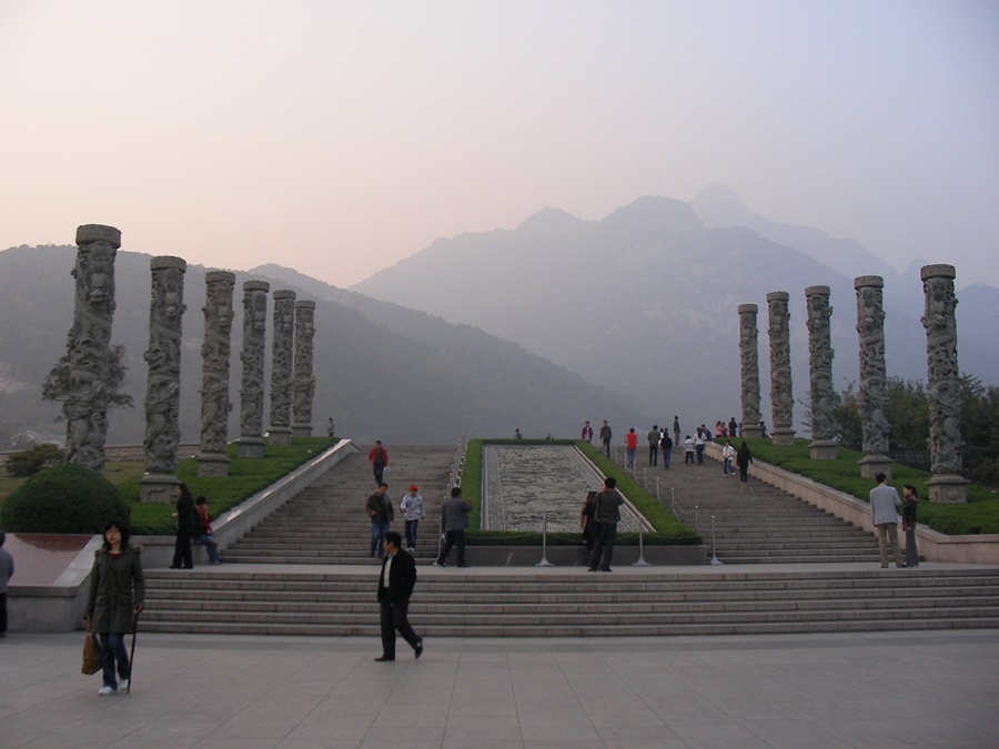 태산 입구에는 황제들의 기념비가 세워져 있다. 