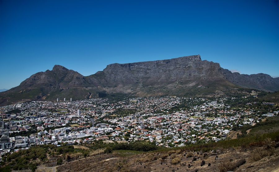 남아공 케이프타운의 상징인 테이블마운틴. 산 정상이 봉우리가 아니라 평평한 능선으로 이어져 있다. 그 길이가 무려 3.2㎞나 된다. 