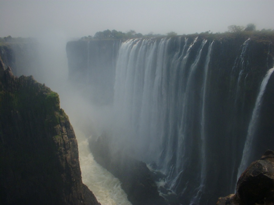잠비아에서 바라본 세계 최대의 폭포 빅토리아폭포. 