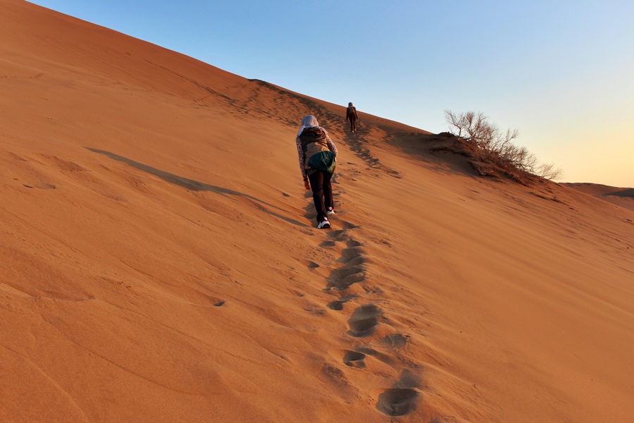 사막트레킹에 나선 일행들이 힘들게 사막능선을 올라서고 있다. 