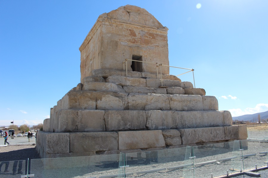 석묘 안에는 키루스 대왕이 남긴 글씨로 알려진 '나는 아키메니드 키루스왕이다'가 새겨져 있다고 한다. 
