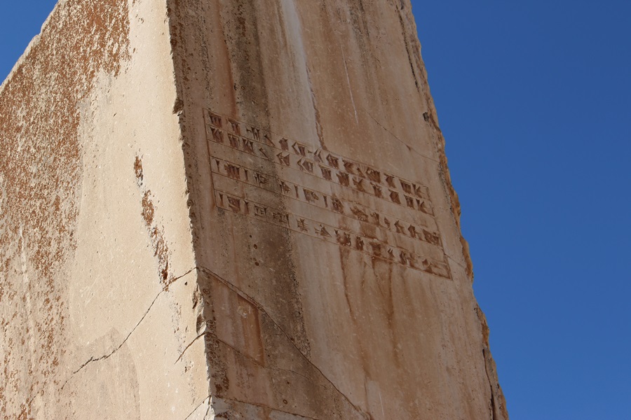그 당시 글자가 궁전 기둥 벽에 남아 있다. 