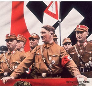 히틀러는 니체의 초인사상을 아리안족의 우월성으로 이용한다. 