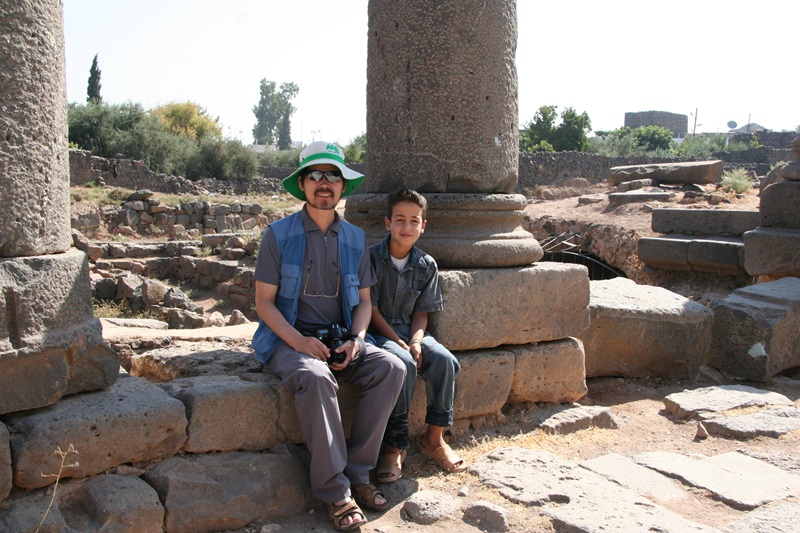 시리아 내전이 있기 전 방문한 유적지에서 보스라의 소년과 함께 기념사진을 찍었다. 