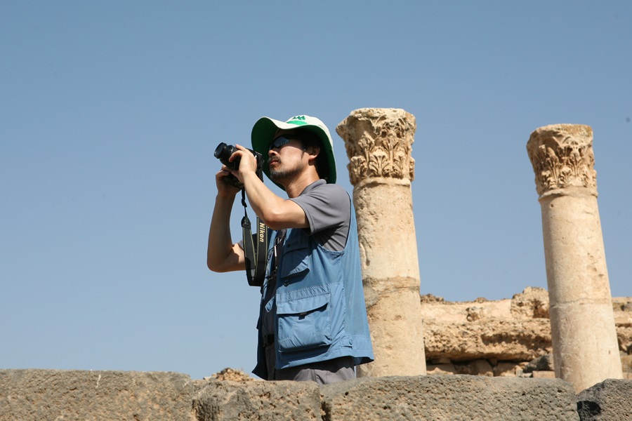 이도원 교수가 시리아의 유적지를 보면서 생태경관을 살피고 있다. 