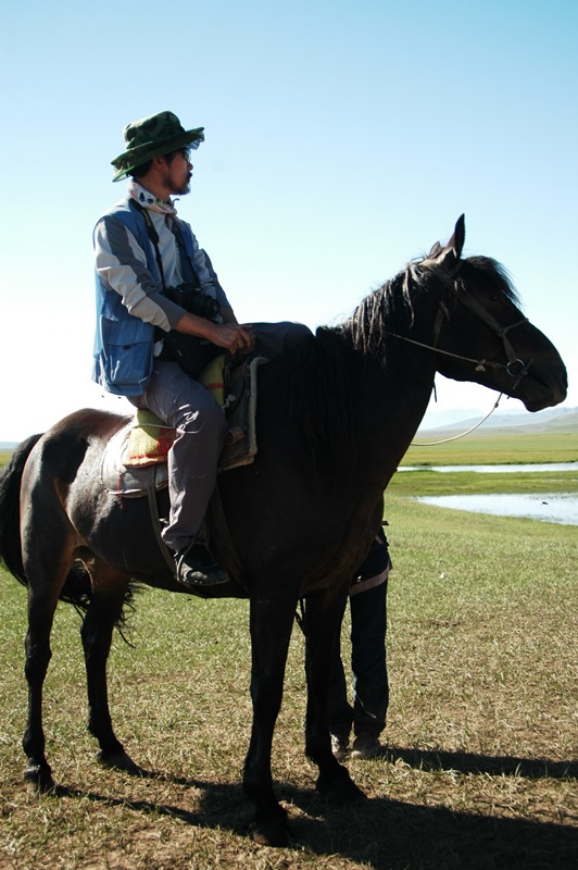 텐산산맥 비양블락에서 말을 타고 있다. 