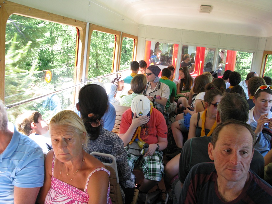 샤모니에서 빨간열차를 타고 사람들이 몽블랑을 포함한 설릉을 보기 위해 올라간다. 