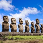 Moai statue (Rapa Nui 를 Easter Island 라고 부르는 이유는, 1722년 4월 5일, 부활절에 발견하였기에 붙여진 이름이다.)