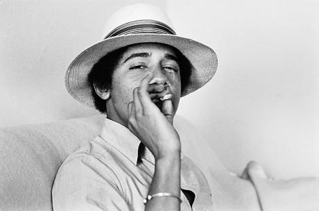 obama_smoking_funnylooking_cigarette_in_college_photo_main_9425.jpg